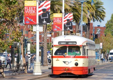 San Francisco, Ca - 12 Ekim 2019 Pazar ve Wharves Tarihi Tramvaylar. Balıkçı İskelesi 'ne geliyor, Castro Bölgesi' ne doğru gidiyor. Muni, Amerika 'nın en eski toplu taşıma acentelerinden biridir..