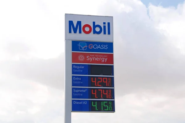 Lebec, Ca - 28 Eylül 2019: Kaliforniya 'da galon başına 4 doların üzerindeki benzin fiyatları. Uzmanlara göre, Ca 'daki çeşitli rafinerilerde beklenmedik sorunlar ve kesintiler eyaletteki mevcut fiyatlar üzerinde etkili oldu.