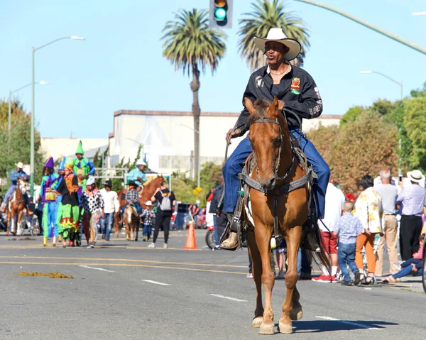 Oakland Października 2019 Niezidentyfikowani Uczestnicy Dorocznej Parady Czarnego Kowboja Organizowanej — Zdjęcie stockowe