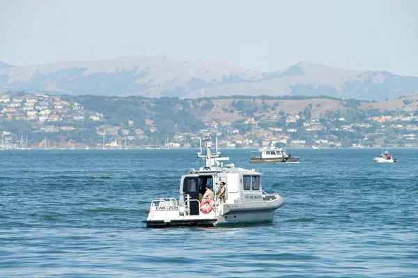 San Francisco Oct 2019 Fish Wildlife Vessel Crew Standing Assisting — Stock Photo, Image