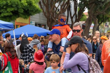 Half Moon Bay, Ca - 19 Ekim 2019: Binlerce insan, 49. Yıllık Sanat ve Balkabağı Festivali ve Geçit Töreni için Yarım Ay Körfezi Balkabağı Koyu 'nun sokaklarına akın etti.