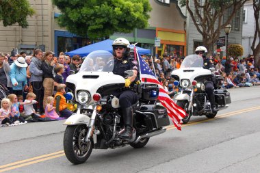 Half Moon Körfezi, Ca - 19 Ekim 2019: Polis memurları her yıl düzenlenen Yarım Ay Körfezi Balkabağı Geçidi için yolları temizliyor.