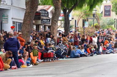 Half Moon Bay, Ca - 19 Ekim 2019: Binlerce insan, 49. Yıllık Sanat ve Balkabağı Festivali ve Geçit Töreni için Yarım Ay Körfezi Balkabağı Koyu 'nun sokaklarına akın etti.