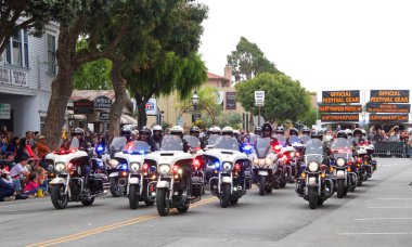 Half Moon Bay, Ca - 19 Ekim 2019 49. Geleneksel Sanat ve Balkabağı Festivali Töreni 'nin kimliği belirsiz katılımcıları Yarım Ay Körfezi Balkabağı Kongresi' nin ana caddesinin aşağısında..