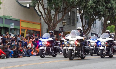 Half Moon Bay, Ca - 19 Ekim 2019 49. Geleneksel Sanat ve Balkabağı Festivali Töreni 'nin kimliği belirsiz katılımcıları Yarım Ay Körfezi Balkabağı Kongresi' nin ana caddesinin aşağısında..