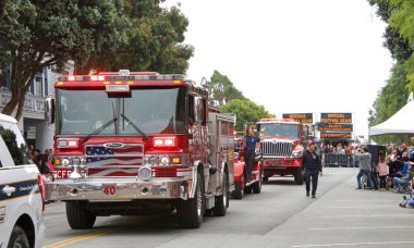 Half Moon Bay, Ca - 19 Ekim 2019 49. Geleneksel Sanat ve Balkabağı Festivali Töreni 'nin kimliği belirsiz katılımcıları Yarım Ay Körfezi Balkabağı Kongresi' nin ana caddesinin aşağısında..