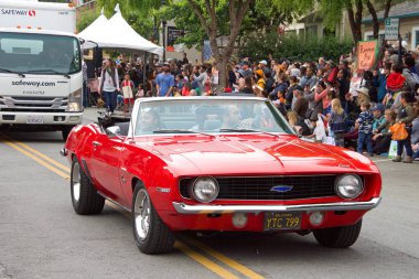 Half Moon Bay, Ca - 19 Ekim 2019 49. Geleneksel Sanat ve Balkabağı Festivali Töreni 'nin kimliği belirsiz katılımcıları Yarım Ay Körfezi Balkabağı Kongresi' nin ana caddesinin aşağısında..