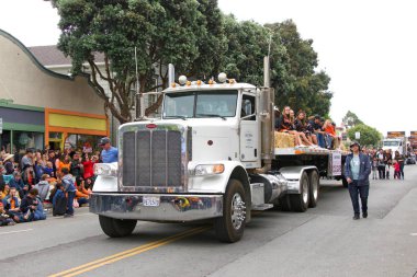 Half Moon Bay, Ca - 19 Ekim 2019 49. Geleneksel Sanat ve Balkabağı Festivali Töreni 'nin kimliği belirsiz katılımcıları Yarım Ay Körfezi Balkabağı Kongresi' nin ana caddesinin aşağısında..