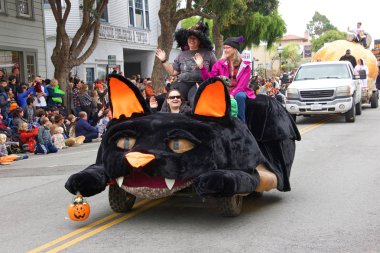 Half Moon Bay, Ca - 19 Ekim 2019 49. Geleneksel Sanat ve Balkabağı Festivali Töreni 'nin kimliği belirsiz katılımcıları Yarım Ay Körfezi Balkabağı Kongresi' nin ana caddesinin aşağısında..