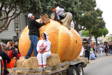 Half Moon Bay, Ca - 19 Ekim 2019 49. Geleneksel Sanat ve Balkabağı Festivali Töreni 'nin kimliği belirsiz katılımcıları Yarım Ay Körfezi Balkabağı Kongresi' nin ana caddesinin aşağısında..
