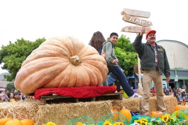Half Moon Bay, Ca - 19 Ekim 2019 49. Geleneksel Sanat ve Balkabağı Festivali Töreni 'nin kimliği belirsiz katılımcıları Yarım Ay Körfezi Balkabağı Kongresi' nin ana caddesinin aşağısında..