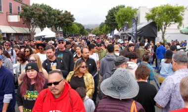 Half Moon Bay, Ca - 19 Ekim 2019: Binlerce insan, 49. Yıllık Sanat ve Balkabağı Festivali ve Geçit Töreni için Yarım Ay Körfezi Balkabağı Koyu 'nun sokaklarına akın etti.