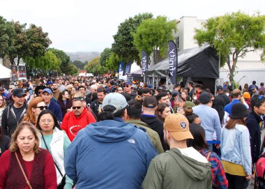 Half Moon Bay, Ca - 19 Ekim 2019: Binlerce insan, 49. Yıllık Sanat ve Balkabağı Festivali ve Geçit Töreni için Yarım Ay Körfezi Balkabağı Koyu 'nun sokaklarına akın etti.