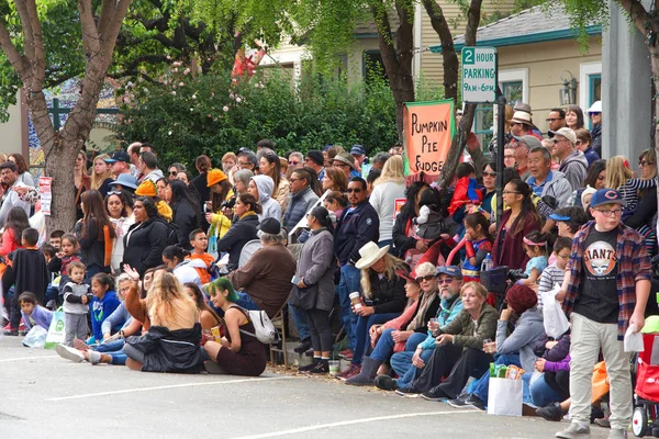 Half Moon Bay, Ca - 19 Ekim 2019: Binlerce insan, 49. Yıllık Sanat ve Balkabağı Festivali ve Geçit Töreni için Yarım Ay Körfezi Balkabağı Koyu 'nun sokaklarına akın etti.