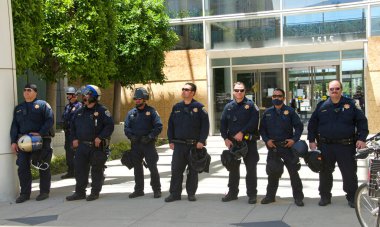 Oakland, CA - 1 Haziran 2020: Halkın grev koalisyonu araç kervanı protestocuları toplanıp protestolarına başlarken Elihu M. Harris, Dışişleri Bakanlığı binası önünde polis memurları beklemede..