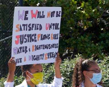 San Francisco, CA - 3 Haziran 2020: George Floyd 'un Siyahi Yaşamları Konusu Protestosu için hazırlanan protestocular, bazıları Misyon Lisesi' nden Misyon Polis Departmanı 'na, bazıları da Belediye Binası' na yürüyecek..