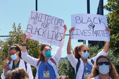 San Francisco, CA - 3 Haziran 2020: George Floyd 'un Siyahi Yaşamları Konusu Protestosu için hazırlanan protestocular, bazıları Misyon Lisesi' nden Misyon Polis Departmanı 'na, bazıları da Belediye Binası' na yürüyecek..