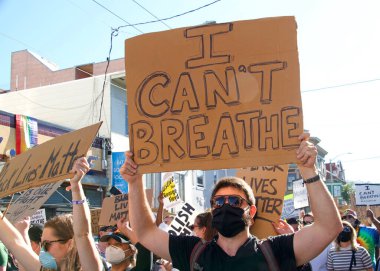 San Francisco, CA - 3 Haziran 2020: George Floyd Siyahların Yaşamları Değerli Protestolarında protestocular, Misyon Lisesi 'nden Misyon Polis Departmanı' na bazı yürüyüşler ve bazıları da ellerinde levhalarla belediye binasına.
