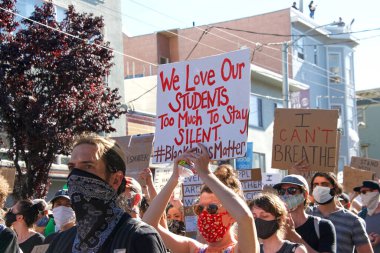 San Francisco, CA - 3 Haziran 2020: George Floyd Siyahların Yaşamları Değerli Protestolarında protestocular, Misyon Lisesi 'nden Misyon Polis Departmanı' na bazı yürüyüşler ve bazıları da ellerinde levhalarla belediye binasına.