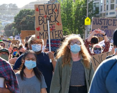 San Francisco, CA - 3 Haziran 2020: George Floyd Siyahların Yaşamları Değerli Protestolarında protestocular, Misyon Lisesi 'nden Misyon Polis Departmanı' na bazı yürüyüşler ve bazıları da ellerinde levhalarla belediye binasına.