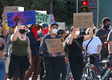 San Francisco, CA - 3 Haziran 2020: George Floyd Siyahların Yaşamları Değerli Protestolarında protestocular, Misyon Lisesi 'nden Misyon Polis Departmanı' na bazı yürüyüşler ve bazıları da ellerinde levhalarla belediye binasına.