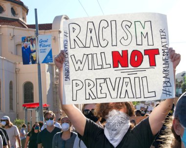 San Francisco, CA - 3 Haziran 2020: George Floyd Siyahların Yaşamları Değerli Protestolarında protestocular, Misyon Lisesi 'nden Misyon Polis Departmanı' na bazı yürüyüşler ve bazıları da ellerinde levhalarla belediye binasına.