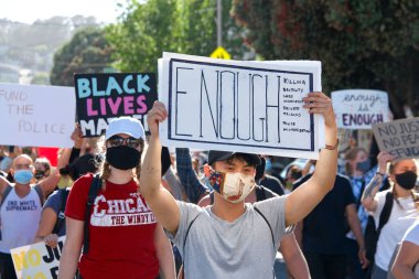 San Francisco, CA - 3 Haziran 2020: George Floyd Siyahların Yaşamları Değerli Protestolarında protestocular, Misyon Lisesi 'nden Misyon Polis Departmanı' na bazı yürüyüşler ve bazıları da ellerinde levhalarla belediye binasına.