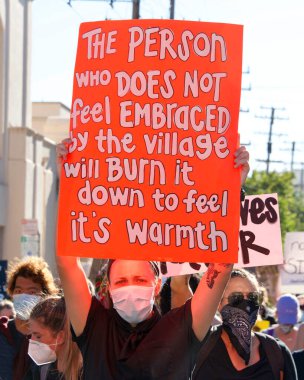 San Francisco, CA - 3 Haziran 2020: George Floyd Siyahların Yaşamları Değerli Protestolarında protestocular, Misyon Lisesi 'nden Misyon Polis Departmanı' na bazı yürüyüşler ve bazıları da ellerinde levhalarla belediye binasına.