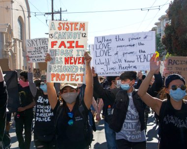 San Francisco, CA - 3 Haziran 2020: George Floyd Siyahların Yaşamları Değerli Protestolarında protestocular, Misyon Lisesi 'nden Misyon Polis Departmanı' na bazı yürüyüşler ve bazıları da ellerinde levhalarla belediye binasına.
