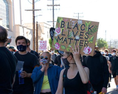 San Francisco, CA - 3 Haziran 2020: George Floyd Siyahların Yaşamları Değerli Protestolarında protestocular, Misyon Lisesi 'nden Misyon Polis Departmanı' na bazı yürüyüşler ve bazıları da ellerinde levhalarla belediye binasına.