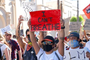 San Francisco, CA - 3 Haziran 2020: George Floyd Siyahların Yaşamları Değerli Protestolarında protestocular, Misyon Lisesi 'nden Misyon Polis Departmanı' na bazı yürüyüşler ve bazıları da ellerinde levhalarla belediye binasına.