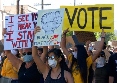 San Francisco, CA - 3 Haziran 2020: George Floyd Siyahların Yaşamları Değerli Protestolarında protestocular, Misyon Lisesi 'nden Misyon Polis Departmanı' na bazı yürüyüşler ve bazıları da ellerinde levhalarla belediye binasına.