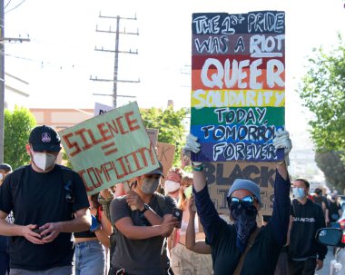 San Francisco, CA - 3 Haziran 2020: George Floyd Siyahların Yaşamları Değerli Protestolarında protestocular, Misyon Lisesi 'nden Misyon Polis Departmanı' na bazı yürüyüşler ve bazıları da ellerinde levhalarla belediye binasına.