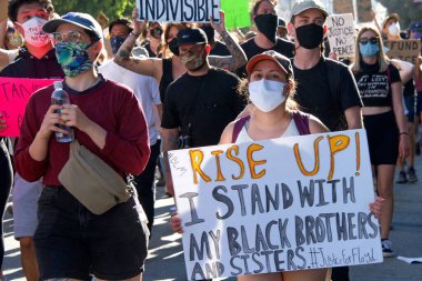 San Francisco, CA - 3 Haziran 2020: George Floyd Siyahların Yaşamları Değerli Protestolarında protestocular, Misyon Lisesi 'nden Misyon Polis Departmanı' na bazı yürüyüşler ve bazıları da ellerinde levhalarla belediye binasına.