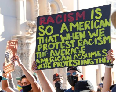 San Francisco, CA - 3 Haziran 2020: George Floyd Siyahların Yaşamları Değerli Protestolarında protestocular, Misyon Lisesi 'nden Misyon Polis Departmanı' na bazı yürüyüşler ve bazıları da ellerinde levhalarla belediye binasına.