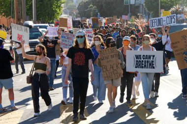 San Francisco, CA - 3 Haziran 2020: George Floyd Siyahların Yaşamları Değerli Protestolarında protestocular, Misyon Lisesi 'nden Misyon Polis Departmanı' na bazı yürüyüşler ve bazıları da ellerinde levhalarla belediye binasına.