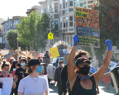 San Francisco, CA - 3 Haziran 2020: George Floyd Siyahların Yaşamları Değerli Protestolarında protestocular, Misyon Lisesi 'nden Misyon Polis Departmanı' na bazı yürüyüşler ve bazıları da ellerinde levhalarla belediye binasına.