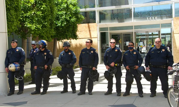 Окленд Калифорния Июня 2020 Года Полицейские Стоящие Рядом Зданием Государственного — стоковое фото