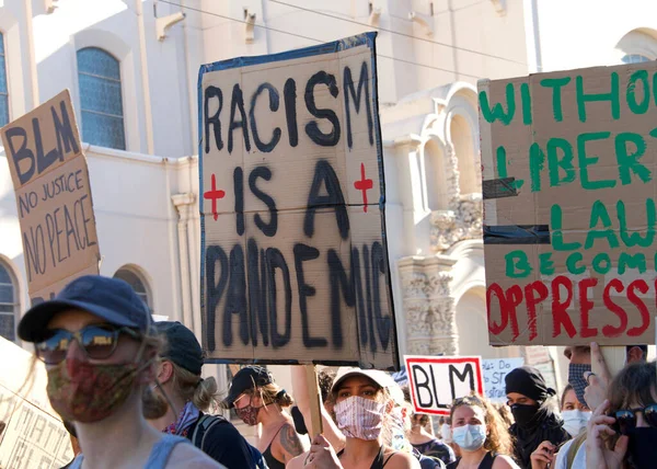San Francisco, CA - 3 Haziran 2020: George Floyd Siyahların Yaşamları Değerli Protestolarında protestocular, Misyon Lisesi 'nden Misyon Polis Departmanı' na bazı yürüyüşler ve bazıları da ellerinde levhalarla belediye binasına.