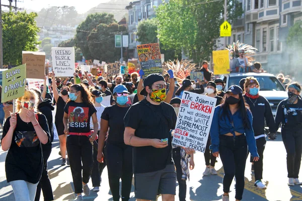 San Francisco, CA - 3 Haziran 2020: George Floyd Siyahların Yaşamları Değerli Protestolarında protestocular, Misyon Lisesi 'nden Misyon Polis Departmanı' na bazı yürüyüşler ve bazıları da ellerinde levhalarla belediye binasına.