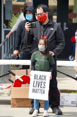 Alameda, CA - 5 Haziran 2020: Alameda 'daki George Floyd Siyahi Yaşamı Değerli Protestoya katılan protestocular, Encinal Lisesi' nden Belediye Binası 'na miting için yürüdüler..
