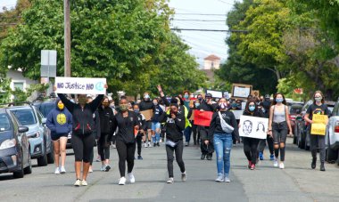 Alameda, CA - 5 Haziran 2020: Alameda 'daki George Floyd Siyahi Yaşamı Değerli Protestoya katılan protestocular, Encinal Lisesi' nden Belediye Binası 'na miting için yürüdüler..