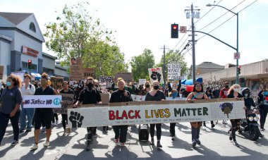 Alameda, CA - 5 Haziran 2020: Alameda 'daki George Floyd Siyahi Yaşamı Değerli Protestoya katılan protestocular, Encinal Lisesi' nden Belediye Binası 'na miting için yürüdüler..