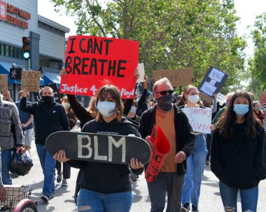 Alameda, CA - 5 Haziran 2020: Alameda 'daki George Floyd Siyahi Yaşamı Değerli Protestoya katılan protestocular, Encinal Lisesi' nden Belediye Binası 'na miting için yürüdüler..