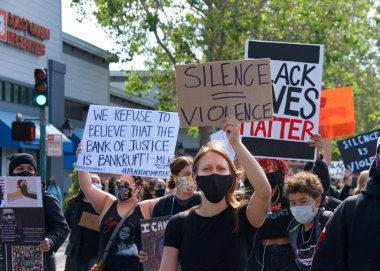 Alameda, CA - 5 Haziran 2020: Alameda 'daki George Floyd Siyahi Yaşamı Değerli Protestoya katılan protestocular, Encinal Lisesi' nden Belediye Binası 'na miting için yürüdüler..