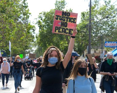 Alameda, CA - 5 Haziran 2020: Alameda 'daki George Floyd Siyahi Yaşamı Değerli Protestoya katılan protestocular, Encinal Lisesi' nden Belediye Binası 'na miting için yürüdüler..