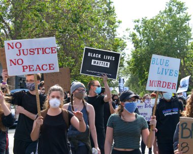 Alameda, CA - 5 Haziran 2020: Alameda 'daki George Floyd Siyahi Yaşamı Değerli Protestoya katılan protestocular, Encinal Lisesi' nden Belediye Binası 'na miting için yürüdüler..