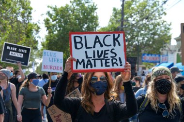 Alameda, CA - 5 Haziran 2020: Alameda 'daki George Floyd Siyahi Yaşamı Değerli Protestoya katılan protestocular, Encinal Lisesi' nden Belediye Binası 'na miting için yürüdüler..