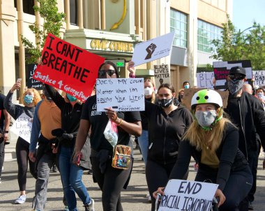 Alameda, CA - 5 Haziran 2020: Alameda 'daki George Floyd Siyahi Yaşamı Değerli Protestoya katılan protestocular, Encinal Lisesi' nden Belediye Binası 'na miting için yürüdüler..