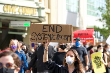 Alameda, CA - 5 Haziran 2020: Alameda 'daki George Floyd Siyahi Yaşamı Değerli Protestoya katılan protestocular, Encinal Lisesi' nden Belediye Binası 'na miting için yürüdüler..